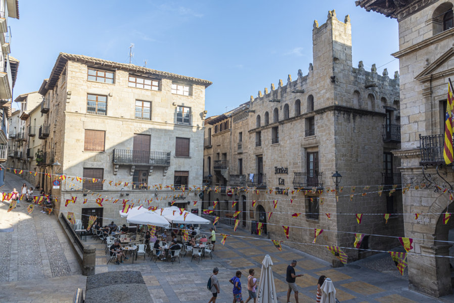 Teruel - Valderrobres 16 - plaza de España.jpg